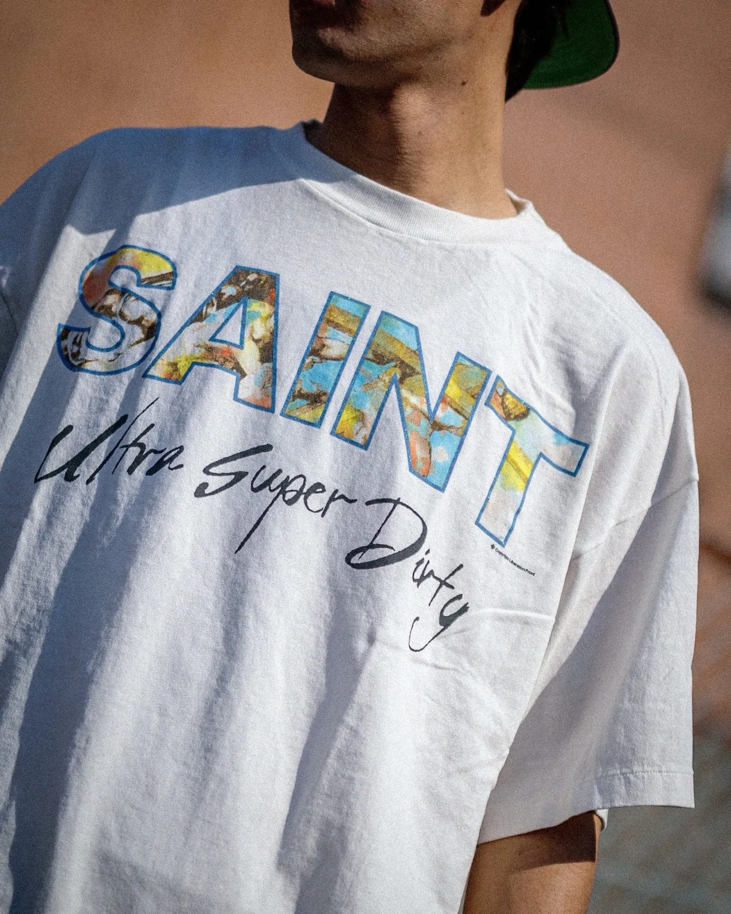 SAINT Mxxxxxx SS TEE/SUPER DIRTY/WHT oil painting SAINT SUPER DIRTY slogan TEE off-white S-XL Made of original OE yarn tube weaving without side seams to distinguish the split fabrics original consistent VINTAGE label/little angel anti-counterfeiting label top printing technology highly restored original details